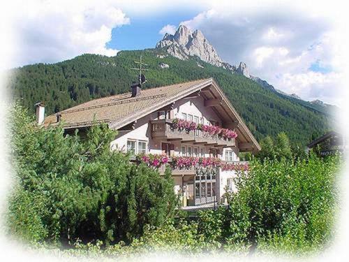 Hotel Villa Mozart Pozza di Fassa Esterno foto