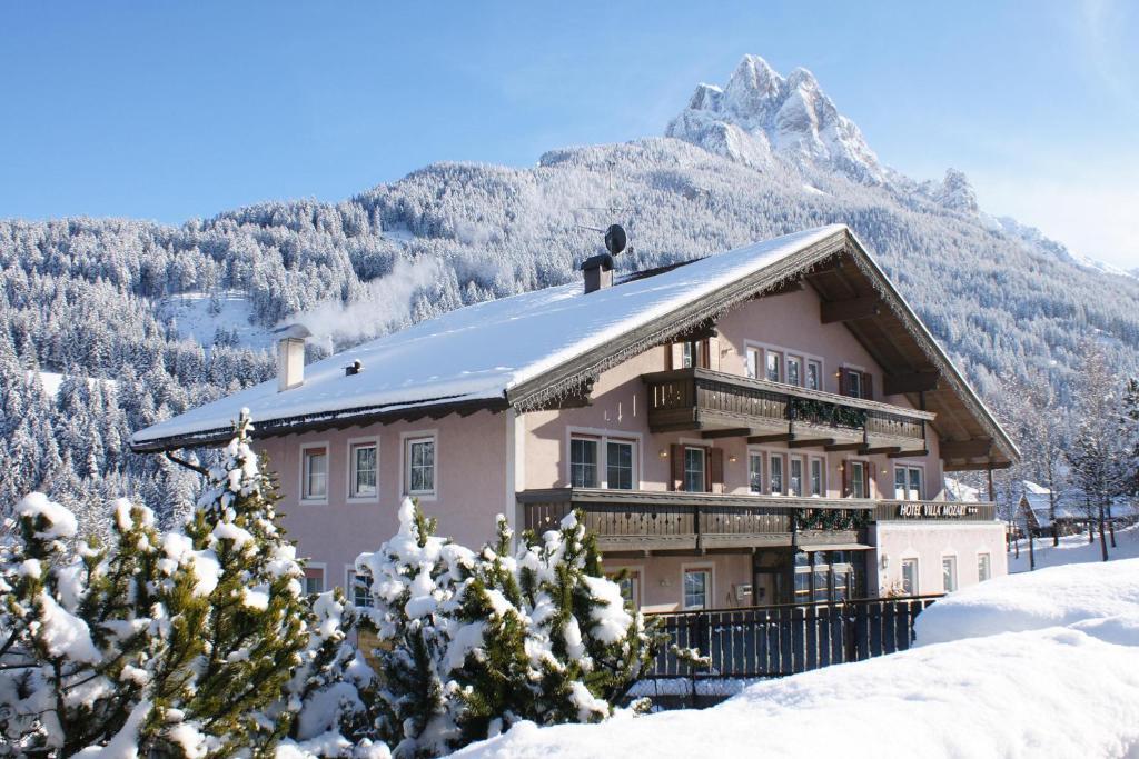Hotel Villa Mozart Pozza di Fassa Esterno foto