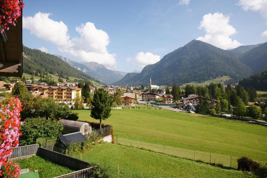 Hotel Villa Mozart Pozza di Fassa Esterno foto
