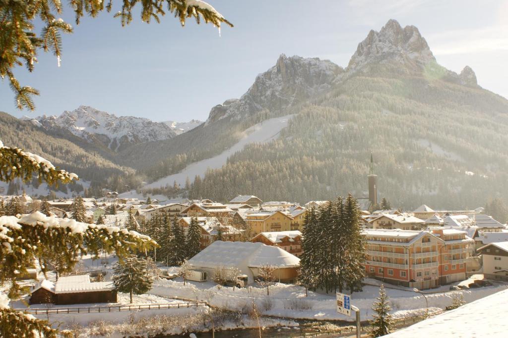 Hotel Villa Mozart Pozza di Fassa Esterno foto