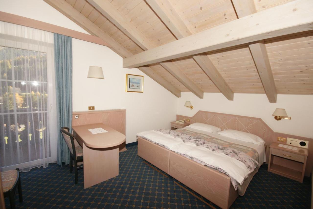 Hotel Villa Mozart Pozza di Fassa Esterno foto
