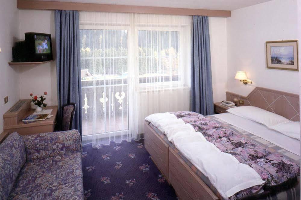 Hotel Villa Mozart Pozza di Fassa Esterno foto